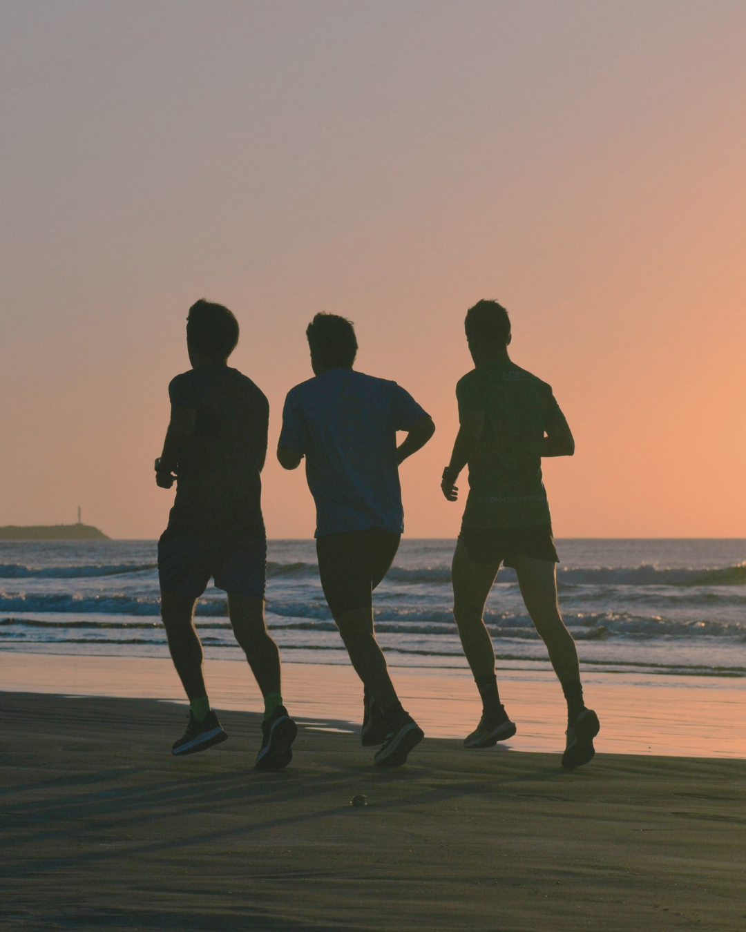 Coureurs souriants au lever du soleil